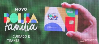 Profissional de saúde realizando a pesagem de uma criança em balança pediátrica em um posto de saúde.
