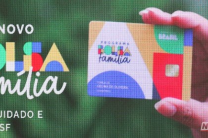 Profissional de saúde realizando a pesagem de uma criança em balança pediátrica em um posto de saúde.