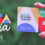 Cartão do programa Bolsa Família em destaque, simbolizando o anúncio do benefício de R$ 7,2 mil para 2026.