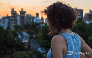 Vista de uma rua em cidade de fronteira seca no Brasil, mostrando a linha divisória no asfalto que separa o território brasileiro do país vizinho.