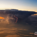 Visão telescópica detalhada das turbulentas supertempestades na atmosfera de Júpiter, exibindo redemoinhos gasosos e vórtices de energia intensa.