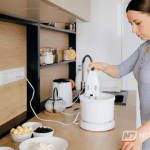 Colagem de diversos eletrodomésticos modernos em uma cozinha, destacando aparelhos que consomem muita energia elétrica.