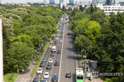 Rua arborizada em cidade brasileira sem carros, mostrando ciclistas e pedestres circulando livremente em um ambiente urbano sustentável.