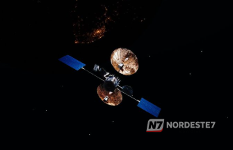 Fragmento metálico de destroços de uma estação espacial caído em uma área rural no interior do Brasil, destacando o impacto do lixo orbital.