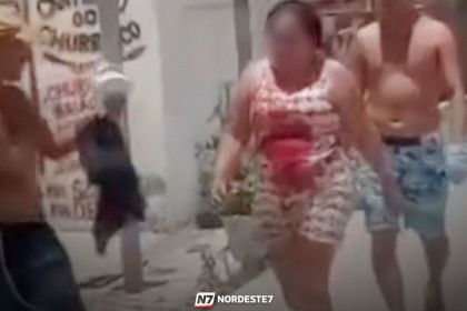 Viatura da Polícia Militar estacionada em frente a uma delegacia no Ceará após a prisão de uma mulher por tentativa de homicídio.