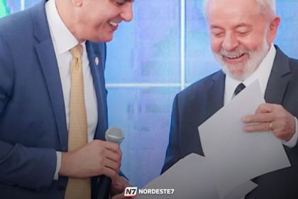O presidente Lula ao lado de Camilo Santana, então Ministro da Educação, durante um pronunciamento oficial no Palácio do Planalto.