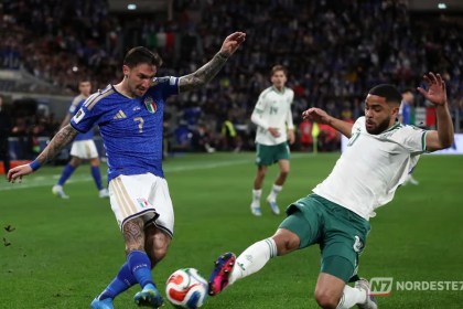 Jogadores da seleção da Itália cabisbaixos em campo após a confirmação da eliminação da Copa do Mundo de 2026.