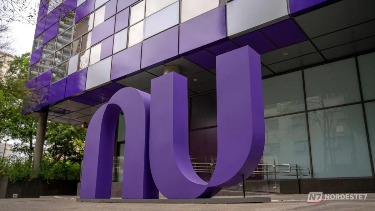 Logotipos do Nubank e da Caixa Econômica Federal em destaque sobre um fundo financeiro digital azul e laranja.