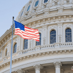 Balança de aeroporto com passaporte e malas, simbolizando restrições de peso para viagens aos Estados Unidos.