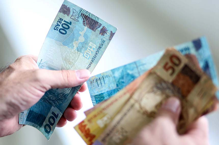110 mil desempregados vão receber seguro de R$ 1.621,00 nesta terça feira (24/03)