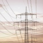 Vista aérea da Usina Hidrelétrica de Itaipu com vertedouros abertos, simbolizando a matriz energética brasileira.