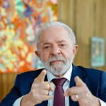 Presidente Lula assinando documento oficial referente à regulamentação da nova categoria profissional com rendimento de R$ 3.565,07.