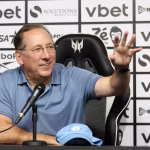 John Textor, proprietário da SAF do Botafogo, sorrindo durante evento oficial do clube.