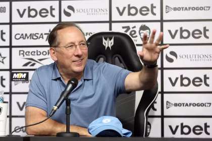 John Textor, proprietário da SAF do Botafogo, sorrindo durante evento oficial do clube.