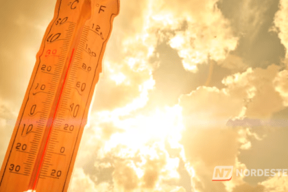 Mapa-múndi exibindo manchas de calor intenso em tons de vermelho e roxo, simbolizando o aquecimento global e a previsão de temperaturas extremas até 2027.