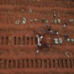 Retrato em close de um cientista com expressão de alerta em um ambiente de laboratório moderno, simbolizando vigilância epidemiológica.