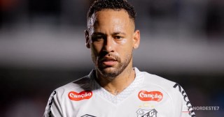 Neymar Jr. com a camisa da Seleção Brasileira de futebol, focado durante um treinamento em campo.