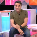 Tadeu Schmidt com expressão emocionada durante discurso ao vivo no palco do BBB 26.