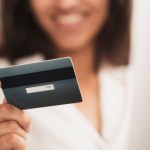 Representação visual de um smartphone processando transações em um novo sistema de pagamento digital soberano, com logotipos da Visa, Mastercard e PayPal ao fundo em desfoque.