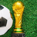 Jogadores de seleção rival do Brasil lamentam em campo a eliminação da Copa do Mundo de 2026.