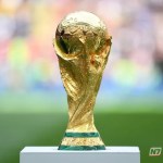 Jogadores da Seleção Brasileira de futebol reunidos em campo, simbolizando a união pela busca do título da Copa do Mundo e a premiação milionária da CBF.