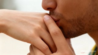 Close-up de uma mão feminina sendo beijada contra a vontade, com um martelo de juiz desfocado ao fundo, simbolizando a nova decisão judicial.