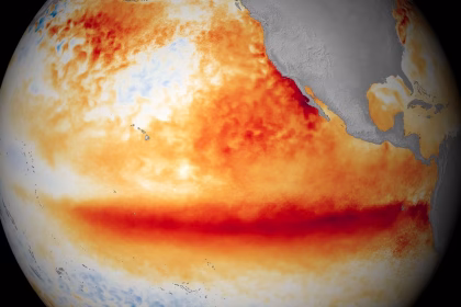 Mapa meteorológico mostrando o aquecimento das águas do Oceano Pacífico característico do fenômeno El Niño sob um sol intenso.