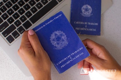 Grupo de trabalhadores homens em ambiente industrial celebrando a sanção do novo benefício federal aprovado pelo Presidente Lula.