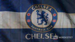 Atacante do Chelsea com expressão séria em campo, representando a notícia da suspensão de quatro anos.