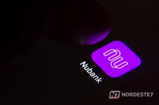Logotipo do Nubank em destaque sobreposto a uma imagem da sede da Caixa Econômica Federal, representando a movimentação financeira entre as instituições.