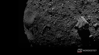 Astronautas da Missão Artemis 2 observando uma região espacial misteriosa e inexplorada próxima à Lua através da janela da espaçonave.