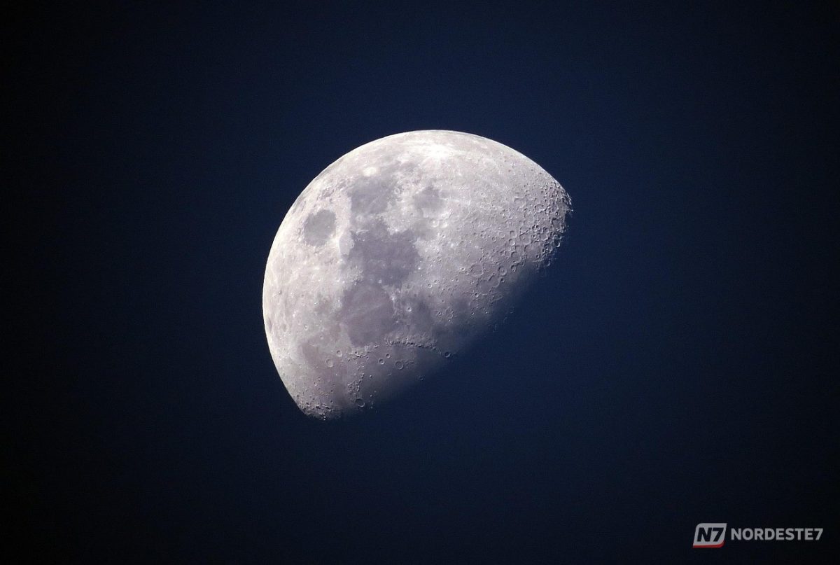 Superfície da Lua iluminada pelo Sol, destacando o relevo de crateras e a textura do solo lunar sob condições de calor intenso.