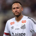 Neymar Jr com expressão séria em evento oficial, ilustrando notícia sobre processo trabalhista de ex-funcionária.