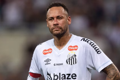 Neymar Jr com expressão séria em evento oficial, ilustrando notícia sobre processo trabalhista de ex-funcionária.