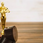 Estatueta dourada do Oscar em destaque com fundo desfocado, simbolizando a exclusão e o banimento de um ator da cerimônia.