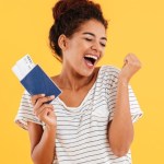 Passaporte brasileiro azul em destaque sobre um mapa-múndi com foco em fronteiras internacionais, representando restrições de viagem.