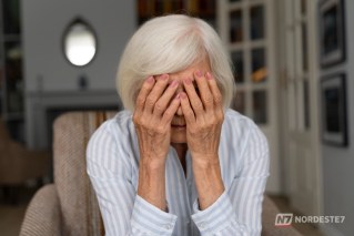 Frasco de medicamento e cápsulas em destaque, simbolizando o novo tratamento para Alzheimer aprovado pela Anvisa.