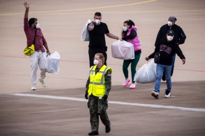 Rua deserta em cidade europeia com sinalizações de bloqueio sanitário devido à quarentena de Hantavírus.