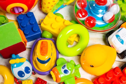 Prateleira com brinquedos clássicos e nostálgicos das décadas de 1980 e 1990 em foco seletivo, representando a infância da época.