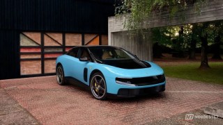 Projeção conceitual do primeiro supercarro elétrico da Ferrari em uma pista de corrida, destacando o design aerodinâmico e o icônico logotipo do cavalo empinado sob iluminação futurista.