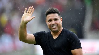 Ronaldo Fenômeno sorridente ao lado de um investidor bilionário da Arábia Saudita, simbolizando a parceria de R$ 454 milhões para a compra de uma SAF no futebol brasileiro.
