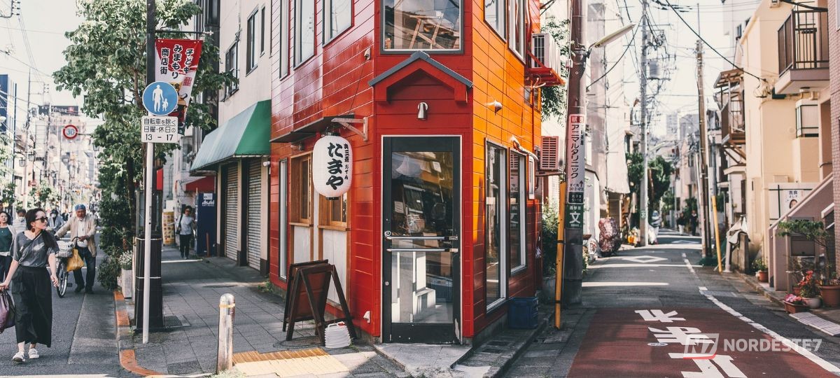 Turistas brasileiros em uma rua movimentada no Japão, rodeados por cidadãos japoneses com expressões de estranhamento e descontentamento.