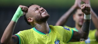 Montagem fotográfica dividida entre o técnico Carlo Ancelotti com expressão séria e o jogador Neymar Jr. em campo pela Seleção Brasileira.