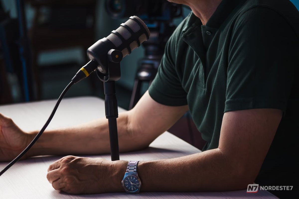 Apresentador de TV esportivo de 51 anos expressando emoção no estúdio durante revelação sobre a transição de carreira e psicologia de ex-jogadores de futebol.