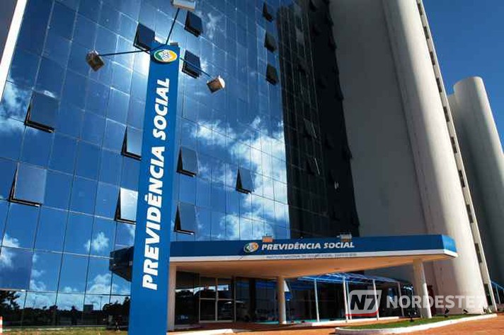 Idoso com expressão de preocupação segurando um extrato bancário, com o logotipo do INSS desfocado ao fundo.