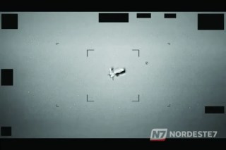 Documentos oficiais dos EUA com carimbo de secreto e imagens borradas de fenômenos aéreos não identificados.