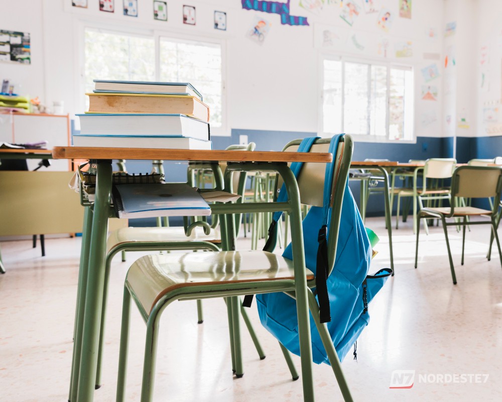 Fachada de escola particular com portões fechados, simbolizando a paralisação geral das aulas e a iminência de greve na rede privada de ensino.