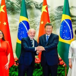 Bandeiras do Brasil e da China sobrepostas com representações de cédulas de Real, Yuan e Dólar, simbolizando o acordo comercial entre os dois países.