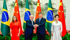 Bandeiras do Brasil e da China sobrepostas com representações de cédulas de Real, Yuan e Dólar, simbolizando o acordo comercial entre os dois países.