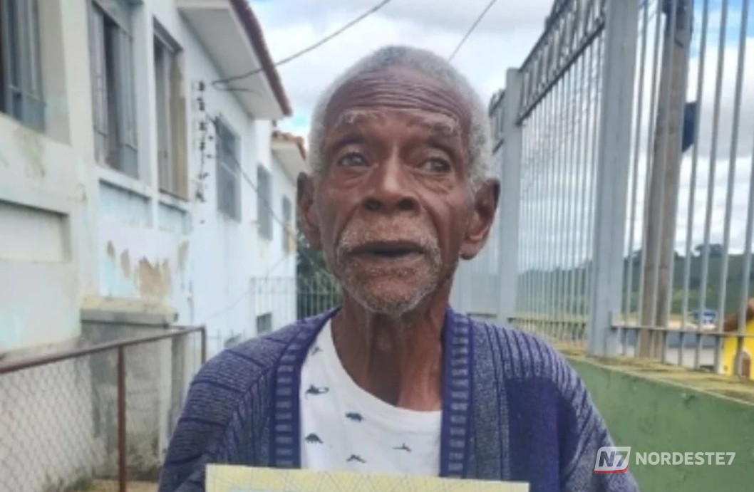 Retrato de idoso simpático de 118 anos, apontado como o homem mais velho do mundo, sorrindo na varanda de sua casa em Minas Gerais.